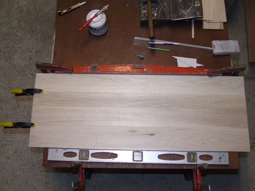Assemblage de 2 planches de 6mm pour faire la largeur