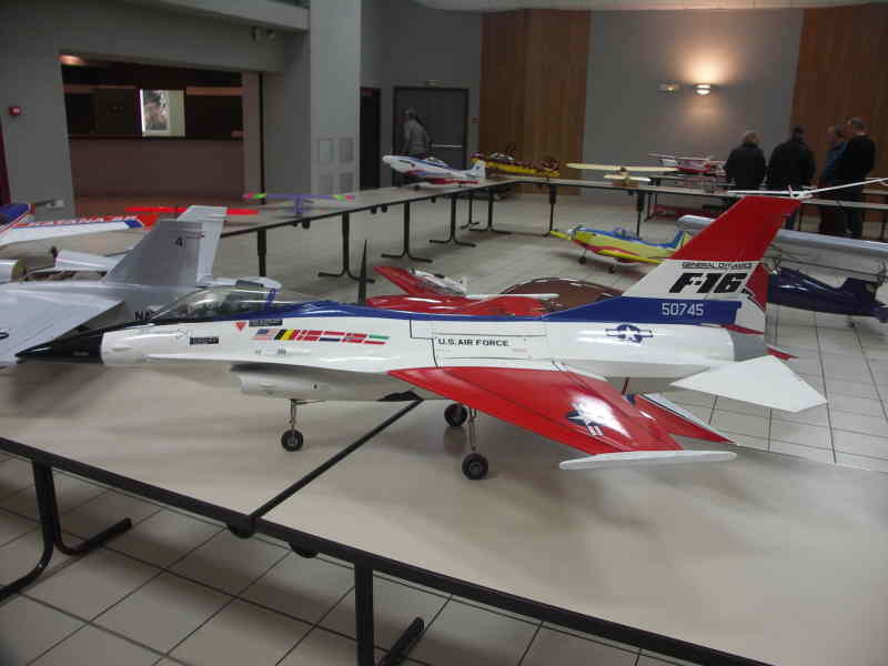 un F16