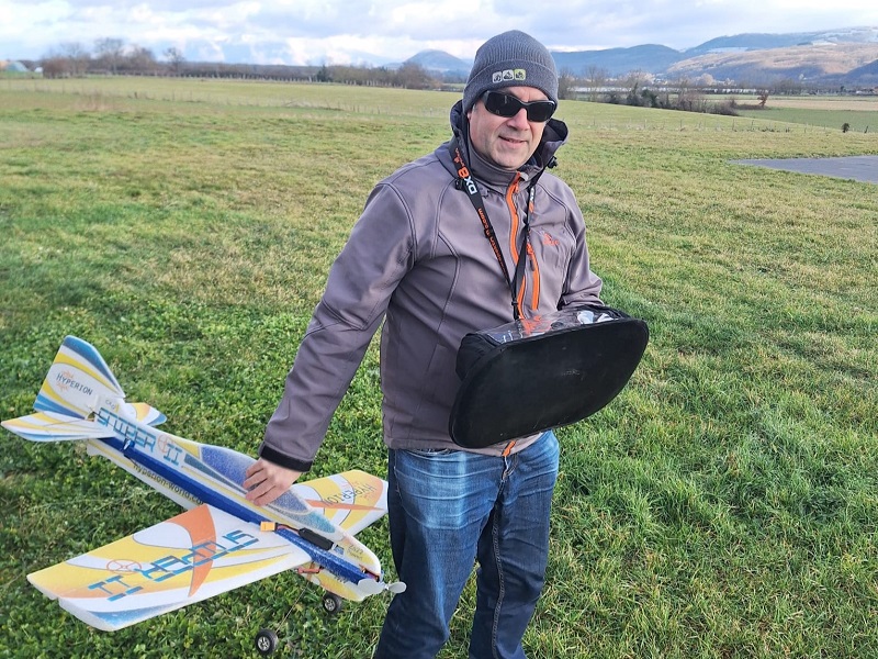 Le pilote est bien couvert de même que la radio !
