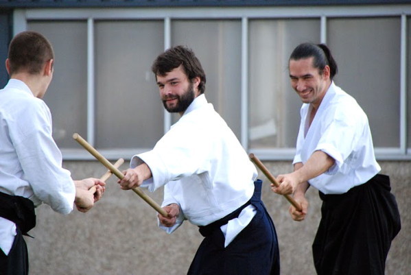 Preuve en image que l'aikido Kishinkai se pratique dans la joie avec le travail au jo de Julien Coup, Tanguy Le Vourc'h et Léo Tamaki