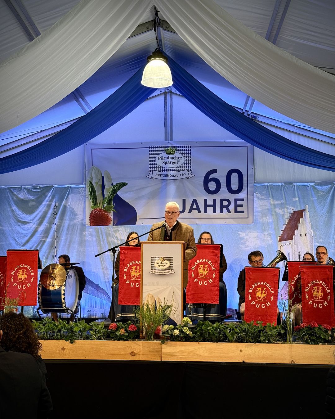 Redner Christian Schiebel im Festzelt - 60 Jahre Spargel Schiebel