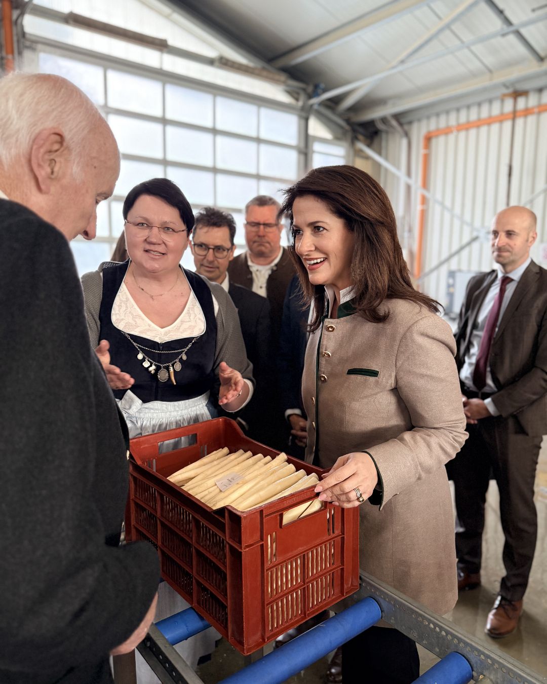 Michaela Kaniber mit Spargelkiste