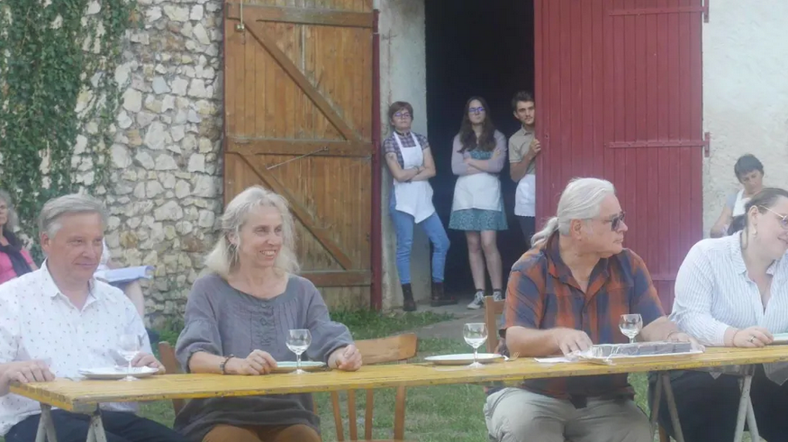 Franck Delage (debout), coach vocal, en répétition avec les comédiens pour la partie chantée. © Photo NR