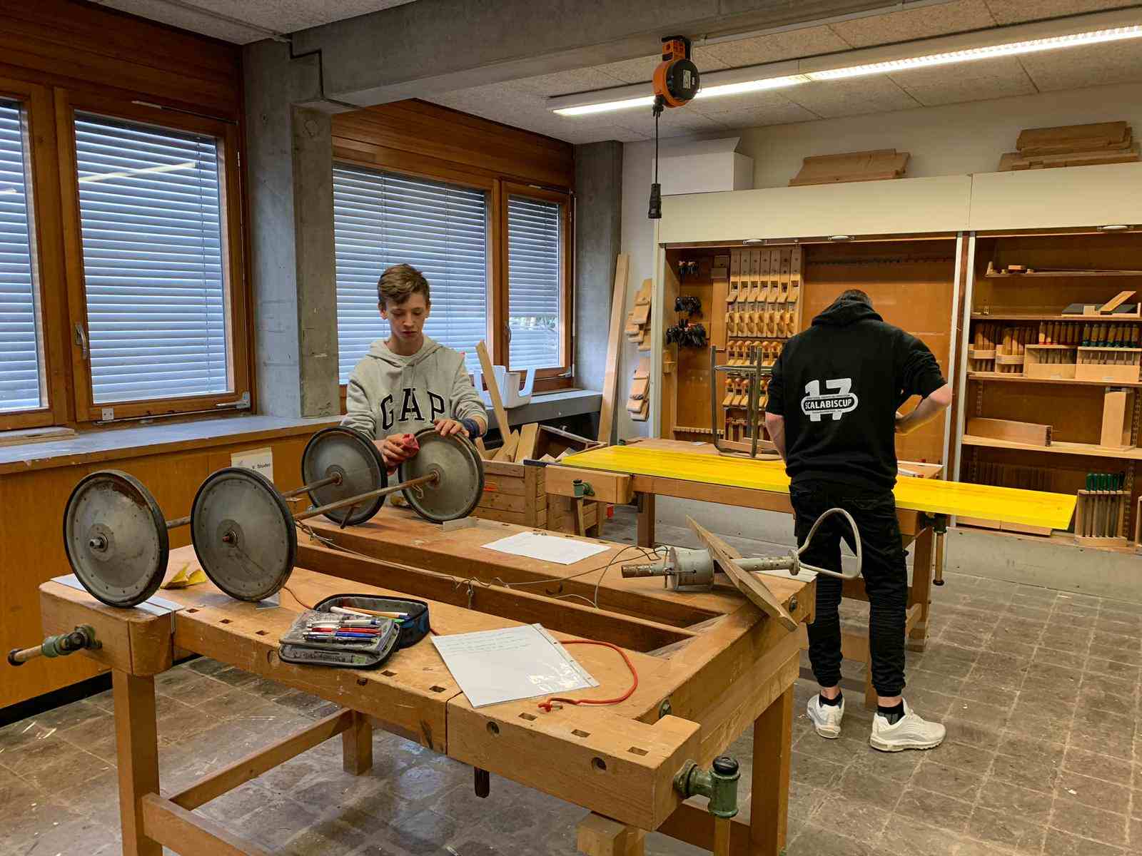 Gian und Jacob arbeiten an ihrer Seifenkiste