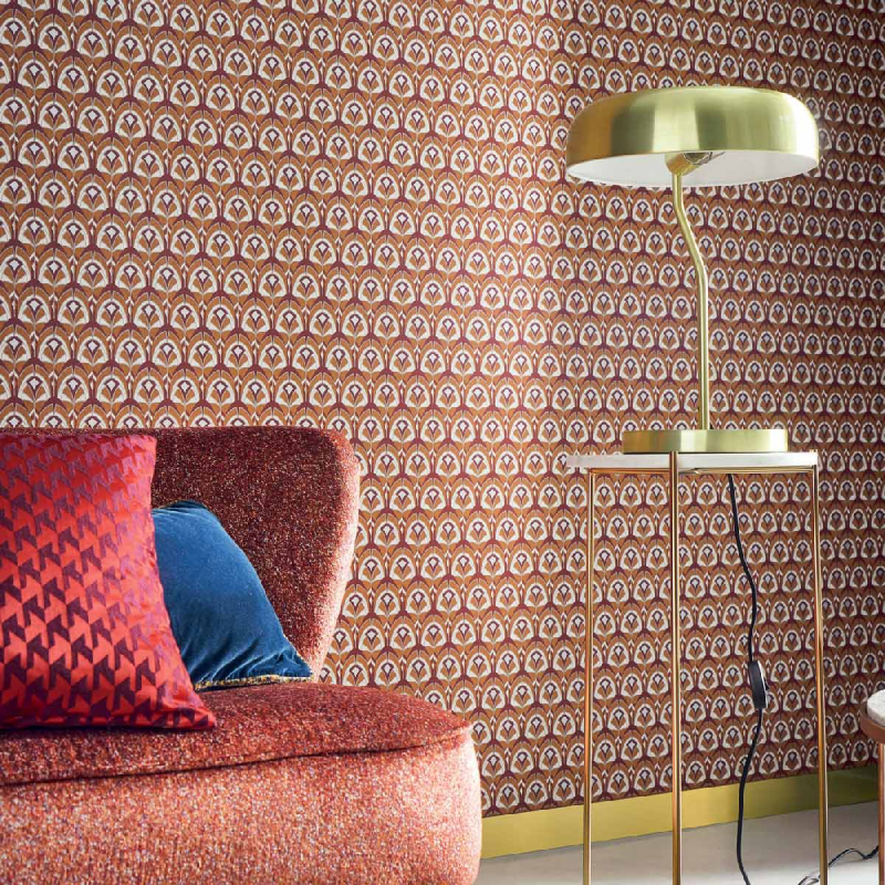 Pour une déco intérieure de style art déco, ce papier peint Casamance de couleur rouge rubis crée une ambiance chaleureuse autour de Nantes, Sautron, Orvault, Saint Herblain, Treillières..
