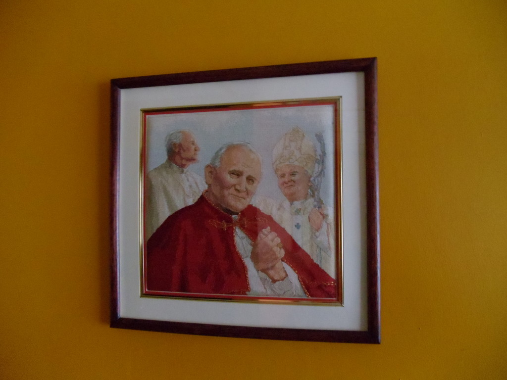 Enmarcado de punto cruz, imágen del Papa Juan Pablo II, hace en moldura tinte caoba, con maria luisa carton de presentación beige, con filo oro victoriano de adherir, con filo rojo interno, punto cruz tiene espuma  uretano le de un acolchado al mismo.