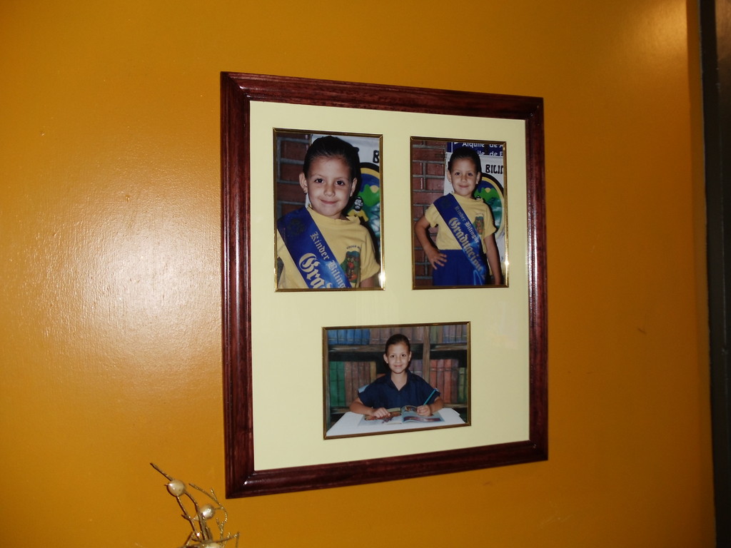 Enmarcado de tres fotos en una, en moldura de madera tinte caoba, con maria luisa de cartón de presentación con elgante filo de oro, vidrio y cartón gris de respaldo.