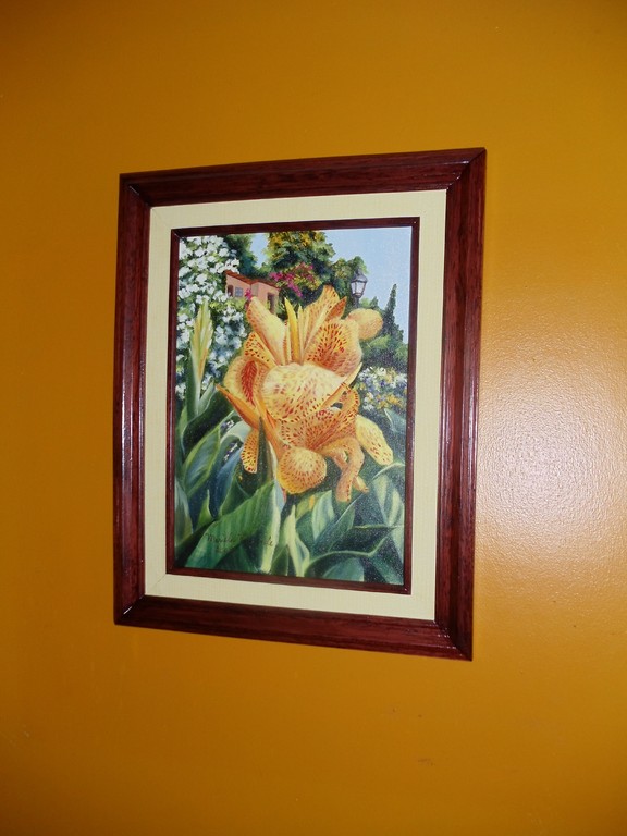Pintura oleo, en moldura m 11 tinte caoba, maria luisa plana ancha con aplicacion tapiz vinyl amarillo relieve irregular
