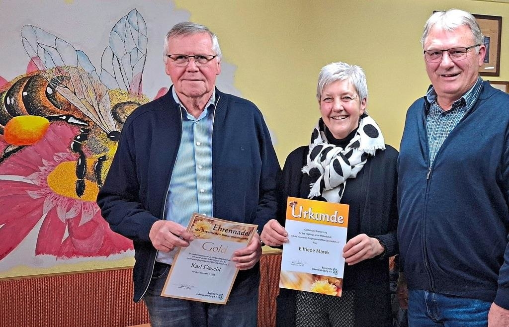 Mehrere Mitglieder wurden geehrt, darunter auch Karl Deschl und Elfriede Marek. Unser Bild zeigt sie (v. l.) mit Vorsitzendem Michael Schöberl. Foto: Ingo Schwieder
