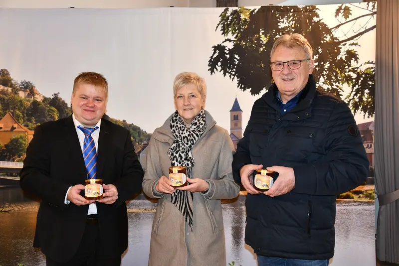 Honigspende Imkerverein 2025 Lange Tradition wird auch 2025 fortgesetzt: Bürgermeister Thomas Gesche, Imkerverein Vorsitzender Michael Schöberl und seine Vertreterin Elfriede Marek bei der Übergabe der Honiggläser. Foto: UP