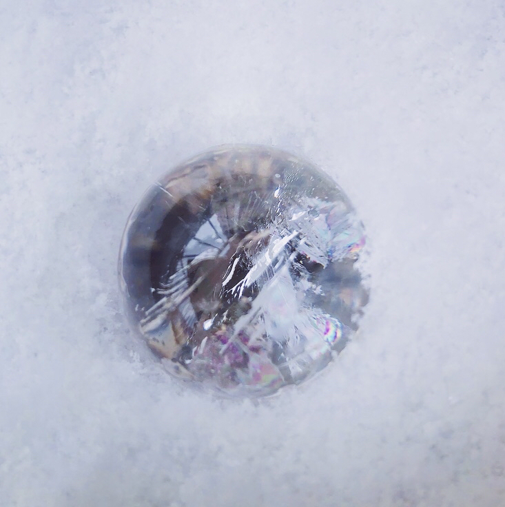 フワッフワの雪の中で浄化タイム🌈✨　　　　　　　約３３ミリ　台座付きスフィア　５，５００円