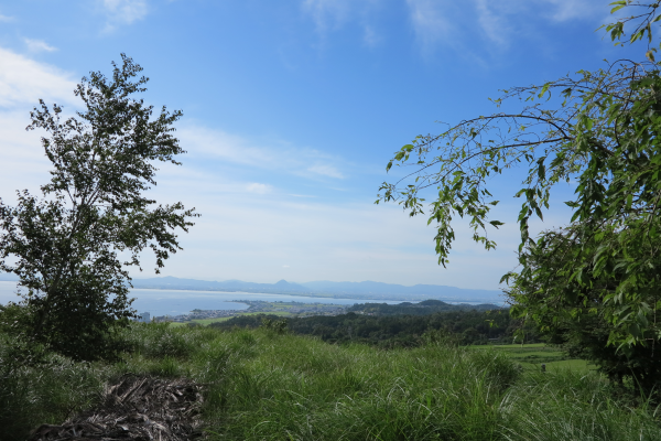 振り返ると琵琶湖が低い