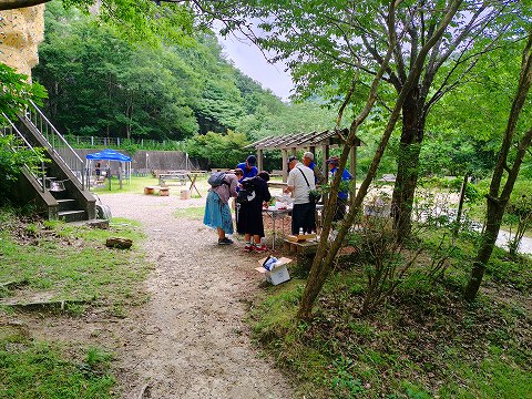 段ボールアート体験中