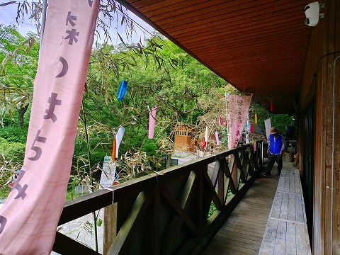 ピトンの小屋前短冊