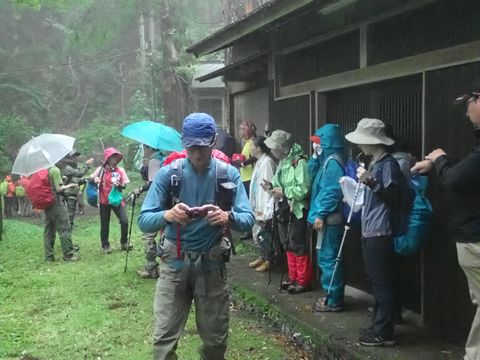 旧鶴林寺、雨脚が強まり本降りに・・・