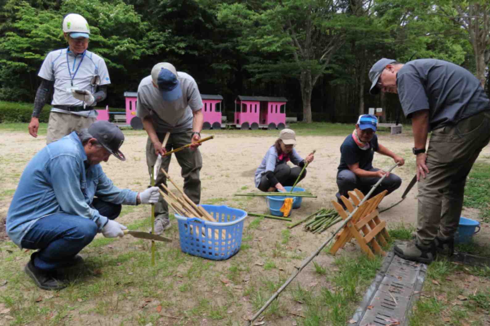 竹の表面を洗う