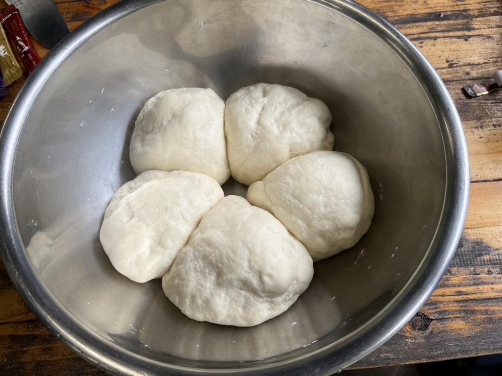 発酵後のピザ生地　コチラはお湯を使って発酵できました。