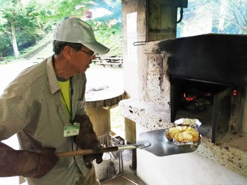 石窯マイスターが焼き上げます。“汗だくです”!