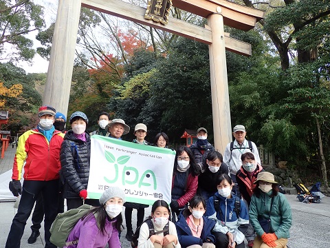 枚岡神社鳥居前にて出発前参加者との写真撮影