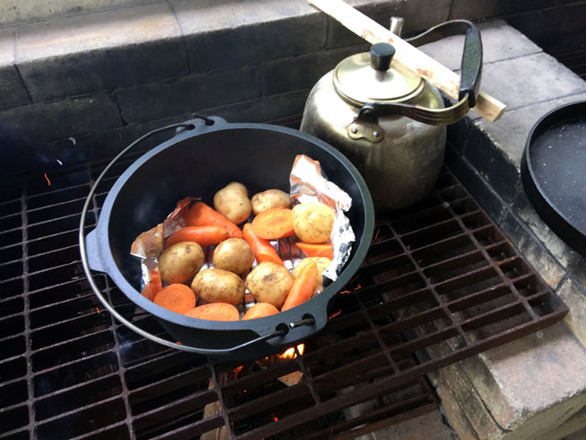 ダッチオーブンでゴロゴロ野菜を作ります