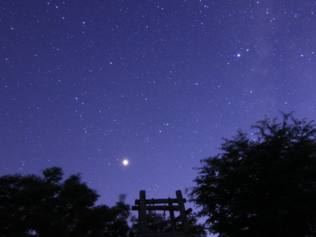 今年大接近している火星。右上はわし座のアルタイル。