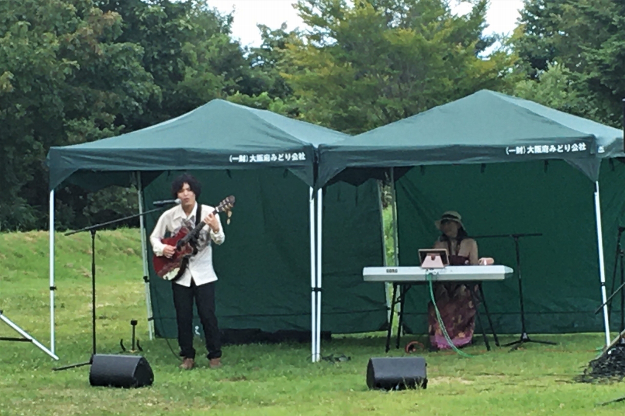 国際大会チャンピオンの口笛奏者 儀間さんと園地職員の井阪さんの協演
