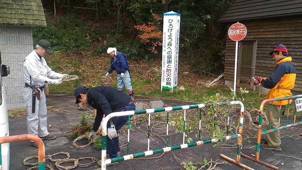 蔓を伐採し、リースの土台を準備。