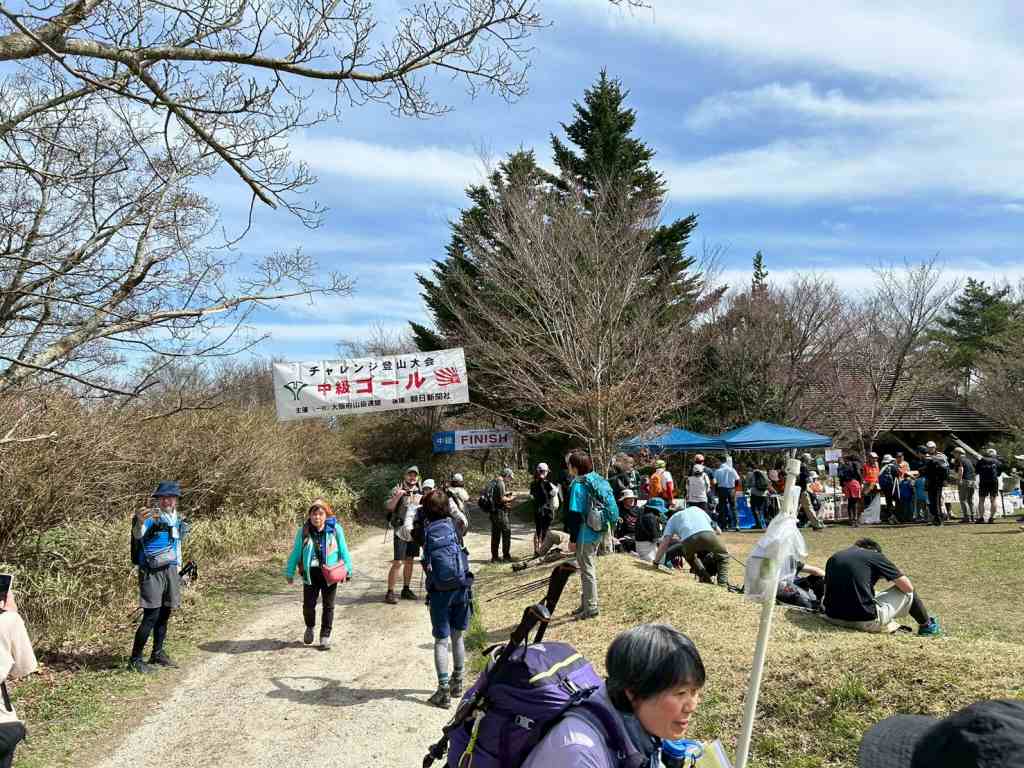 当日はチャレンジ登山も開催されにぎやかでした。