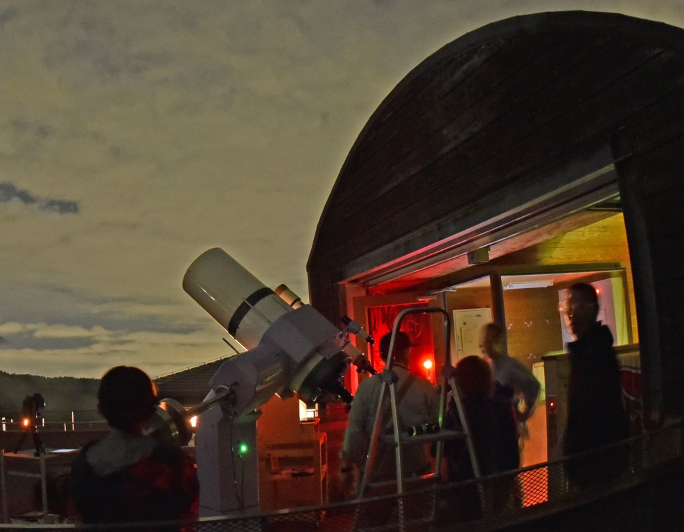 大型望遠鏡で星空観察