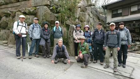 2班：これから山道に。龍鳳洞石切前で