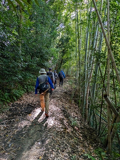 西谷山に向かうメンバー