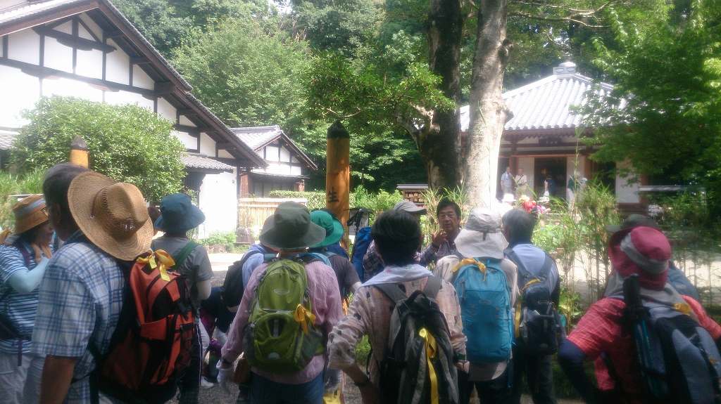 竹林寺にやってきました。ここは、奈良の大仏造立に大きな貢献をした行基のお墓があります。