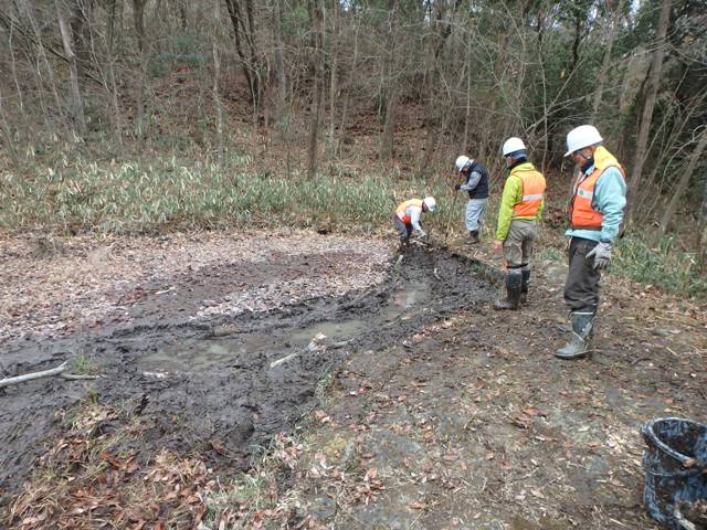 さんさくの路周辺の池の土砂撤去作業後