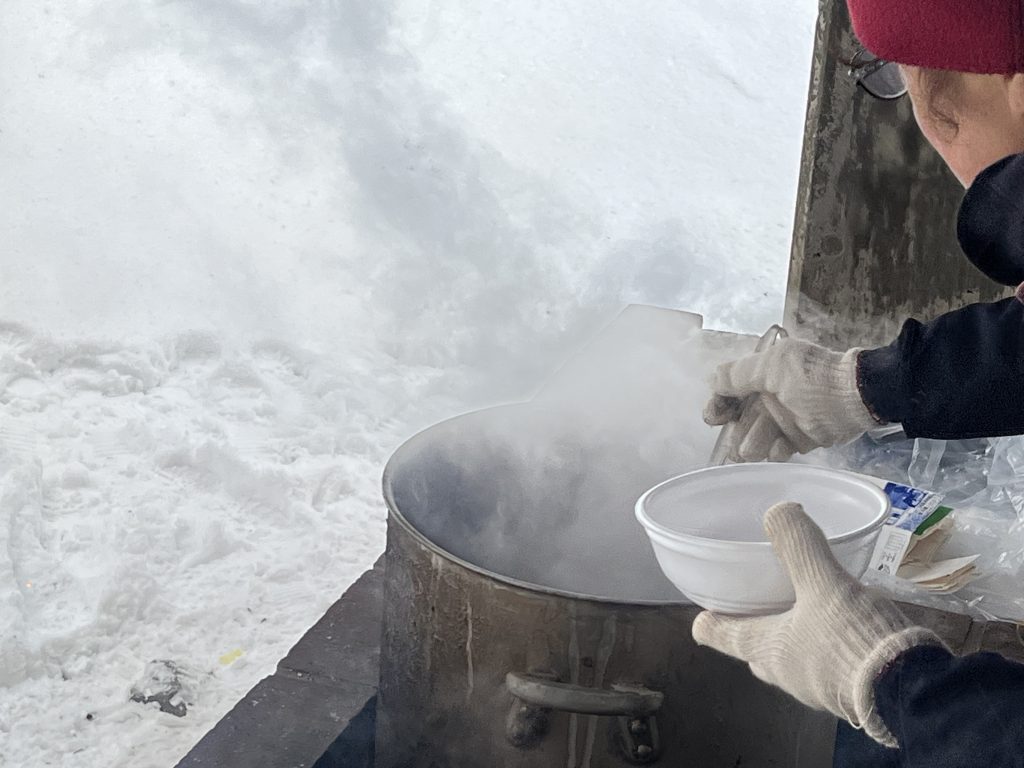 お待ちかねの豚汁。早く食べた～い。