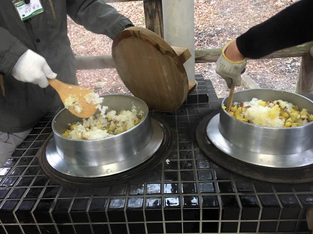 芋ご飯、かまど２つを使いました。