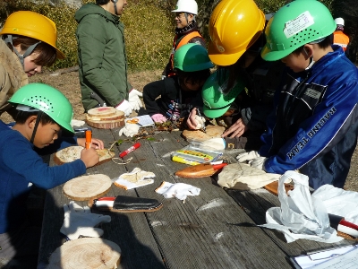 基地の名前のプレートを作っている所