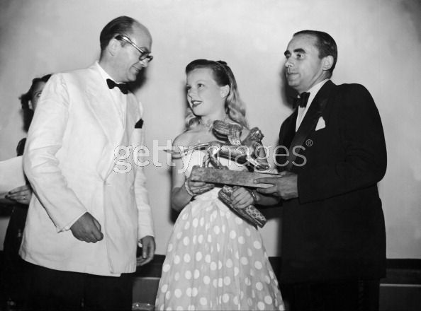 Le réalisateur Henri-Georges Clouzot (à droite) et Cécile Aubry recevant le Lion d'Or à la Mostra de Venise 1949