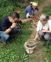 佐野ご夫妻による大麦の炭火焙煎の模様を鋭意撮影中の富津の敏腕カメラマン・織本氏