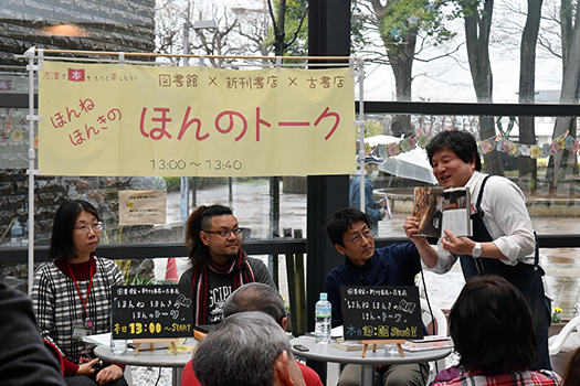 「ときわ書房 志津ステーションビル店」の日野さん。『拝啓、本が売れません』（額賀澪著　KKベストセラーズ 刊）などをイチオシ