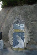 記憶石の脇には明治と昭和の大津波の際に立てられた石碑も並んでいた