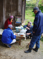 縁台でお茶っこ飲みながら休憩中