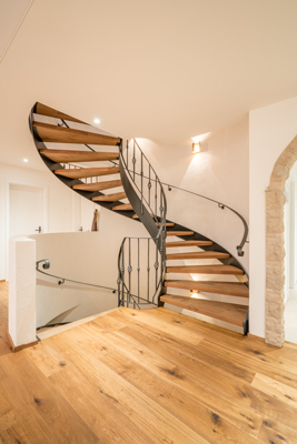 Spindeltreppe Schmiedeeisen Metall Holz Willisau Luzern Schweiz Stadelmann Metallbau