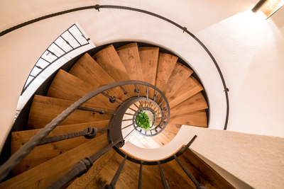 Spindeltreppe Schmiedeeisen Metall Holz Willisau Luzern Schweiz Stadelmann Metallbau