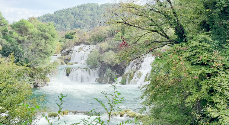 Von den Aussichtspunkten haben wir einen schönen Überblick über den gesamten Wasserfall.