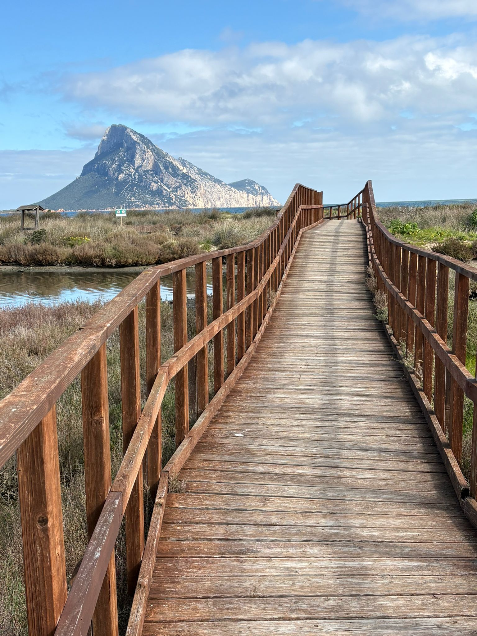 Und wenn wir einmal einen solchen Holzsteg sehen, freut uns das besonders. Im Vergleich zu Spanien und Portugal sind sie eher selten in Italien.
