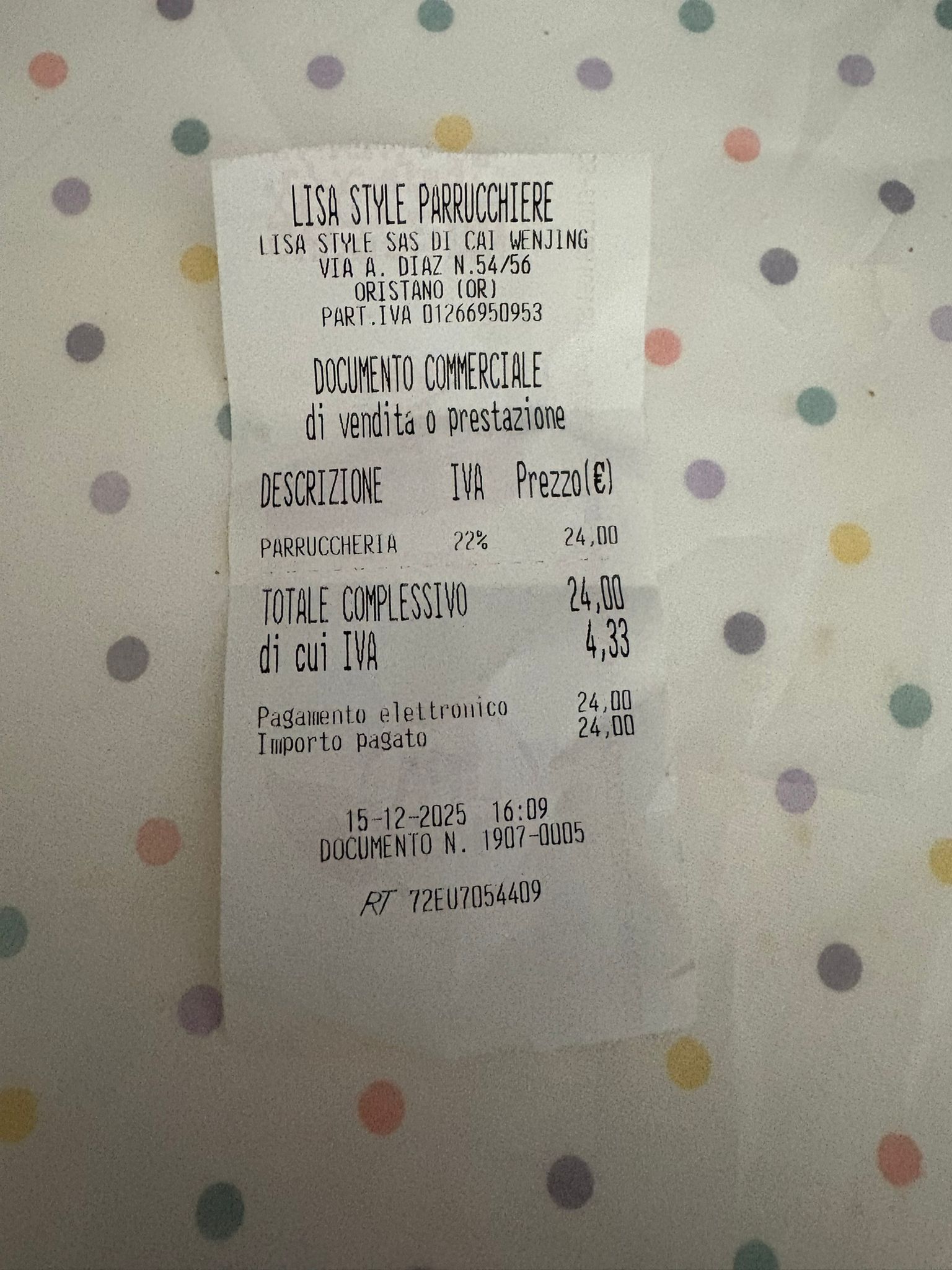 Zufällig treffen wir einen „China“-Friseursalon und entscheiden uns spontan für einen Haarschnitt.