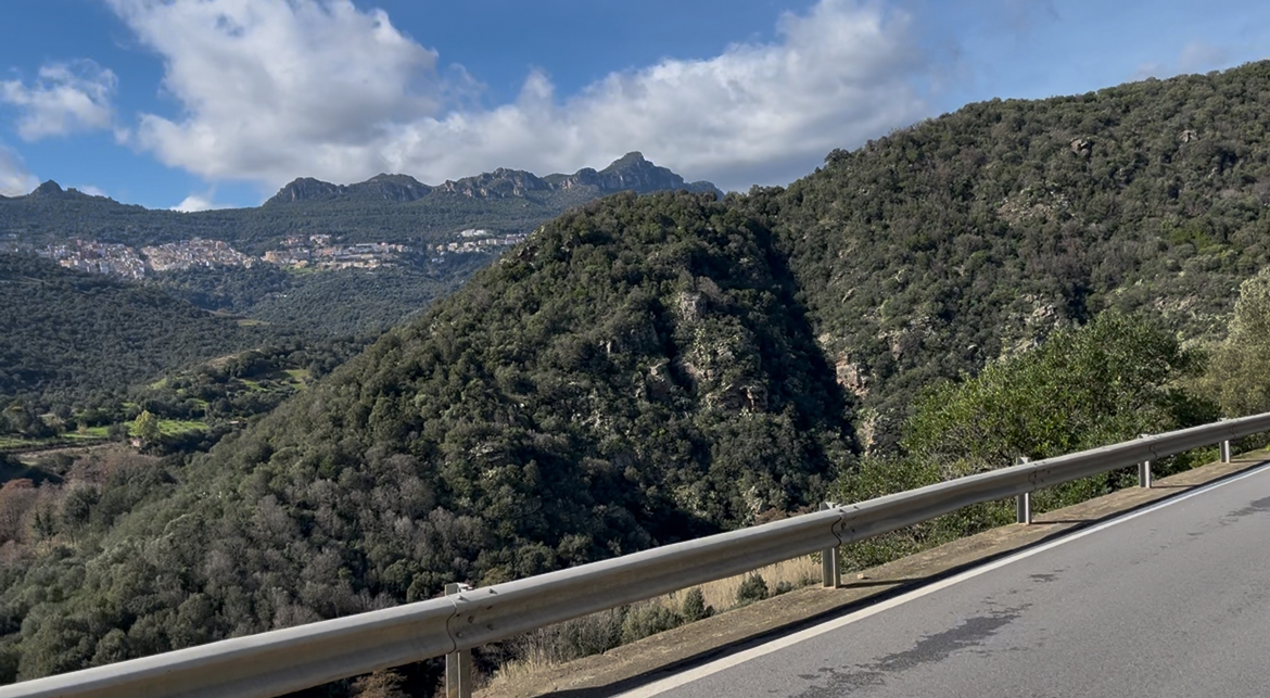 Danach gehts hinauf, über einen Pass, 270m, und anschliessend folgt eine Abfahrt Richtung Bari Sardo.