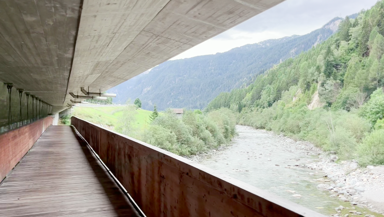 Ganz nah, unter dem grossen Rückreiseverkehr auf der A13, führt uns dieser geniale Steg Richtung Andeer.
