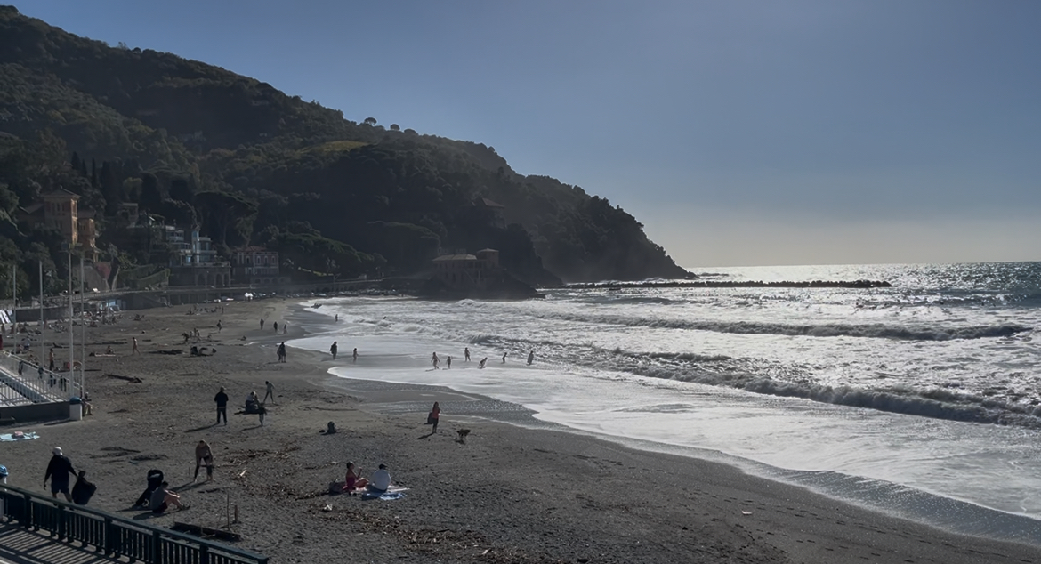Im Gegensatz zu Sestri Levante tummeln sich hier in Levanto unzählige Menschen(Familien, Kinder und sehr viele SurferInnen) am Strand.