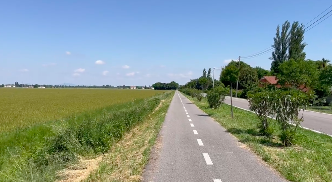 Danach kommt eine Strecke, die einige Kilometer geradeaus der Strasse entlang führt.